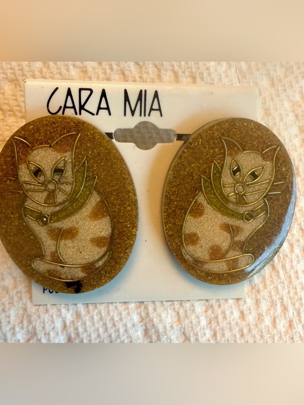 1980s Cara Mia Gold Tone Cat Oval Earrings. Kitschy fun. Rare and vintage.